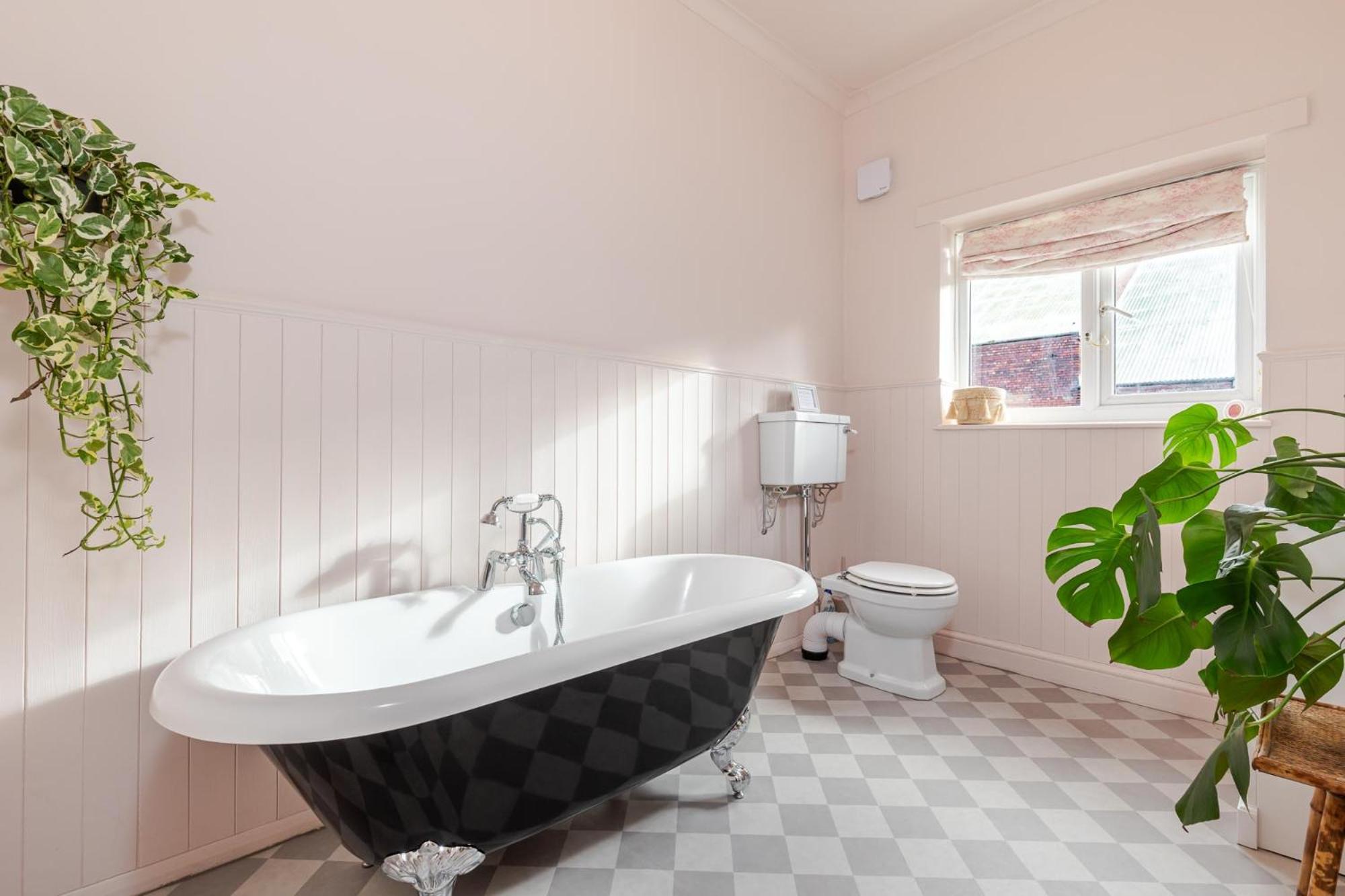 Rose - Hot Tub - Town Centre Location Holiday home Scarborough